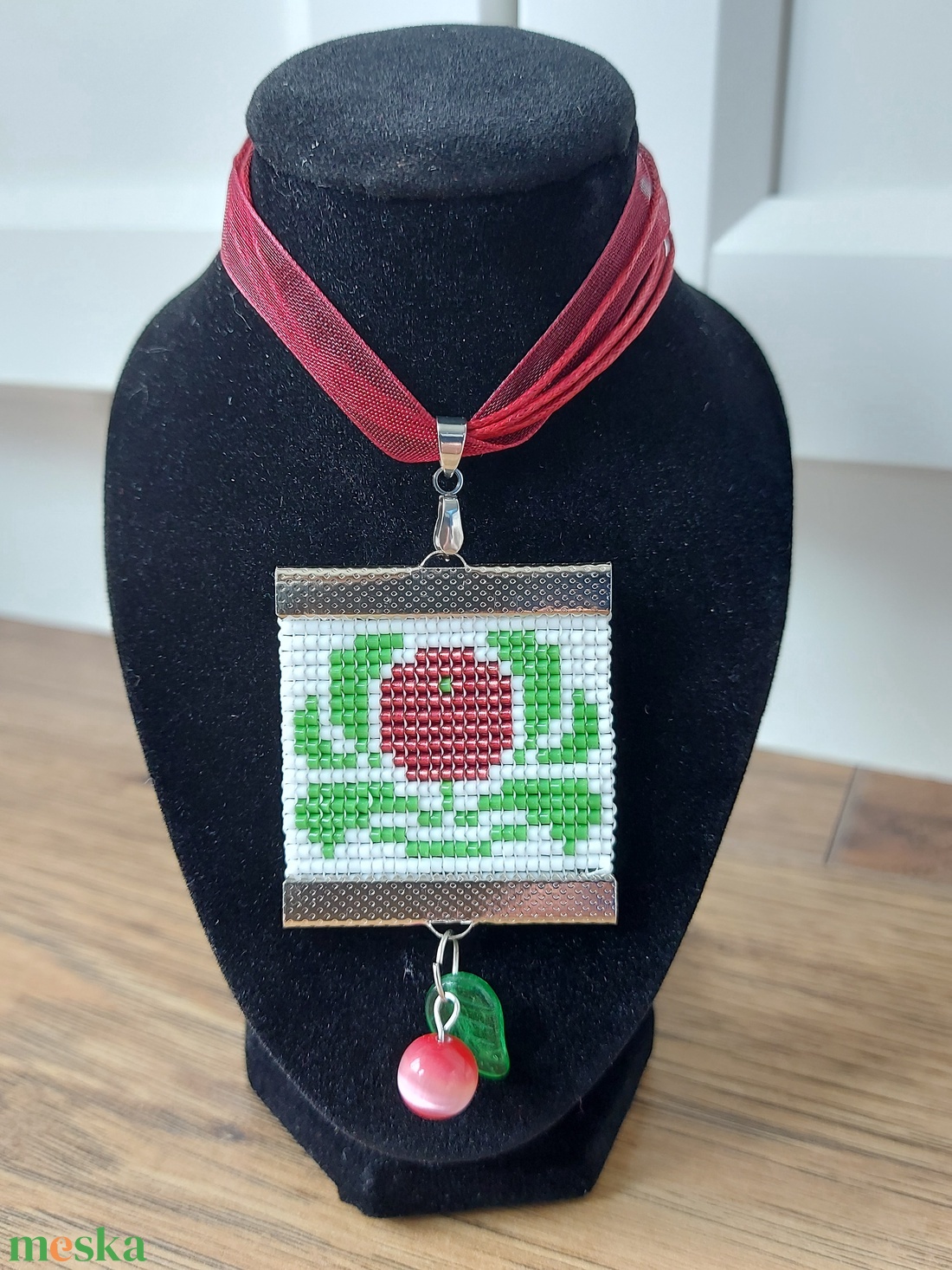 Tűszövött medálok rövid lánccal - ékszer - nyaklánc - medál - Meska.hu Tűszövött medálok rövid lánccal - ékszer - nyaklánc - medál - Meska.hu