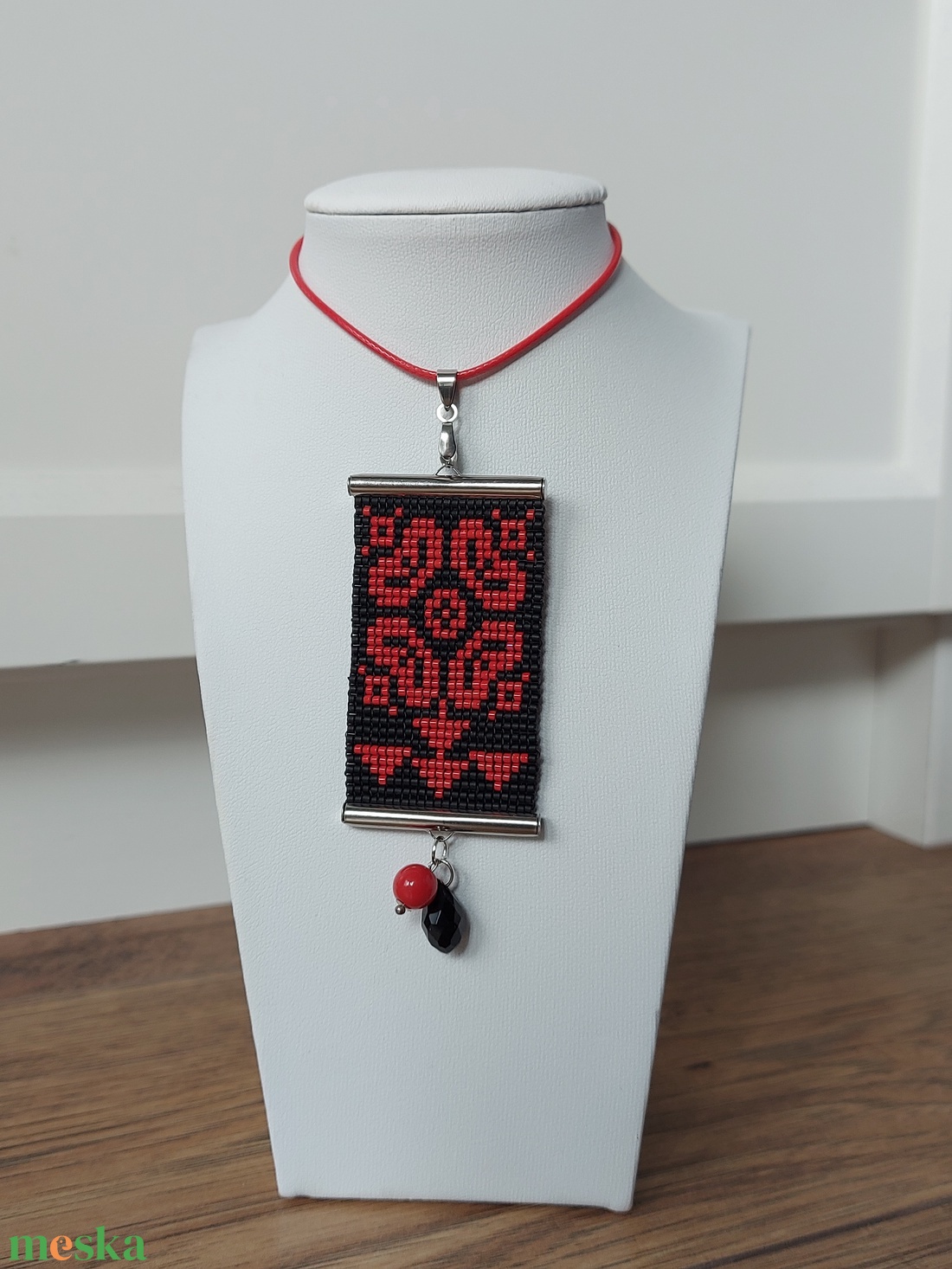 Tűszövött medálok rövid lánccal - ékszer - nyaklánc - medál - Meska.hu Tűszövött medálok rövid lánccal - ékszer - nyaklánc - medál - Meska.hu