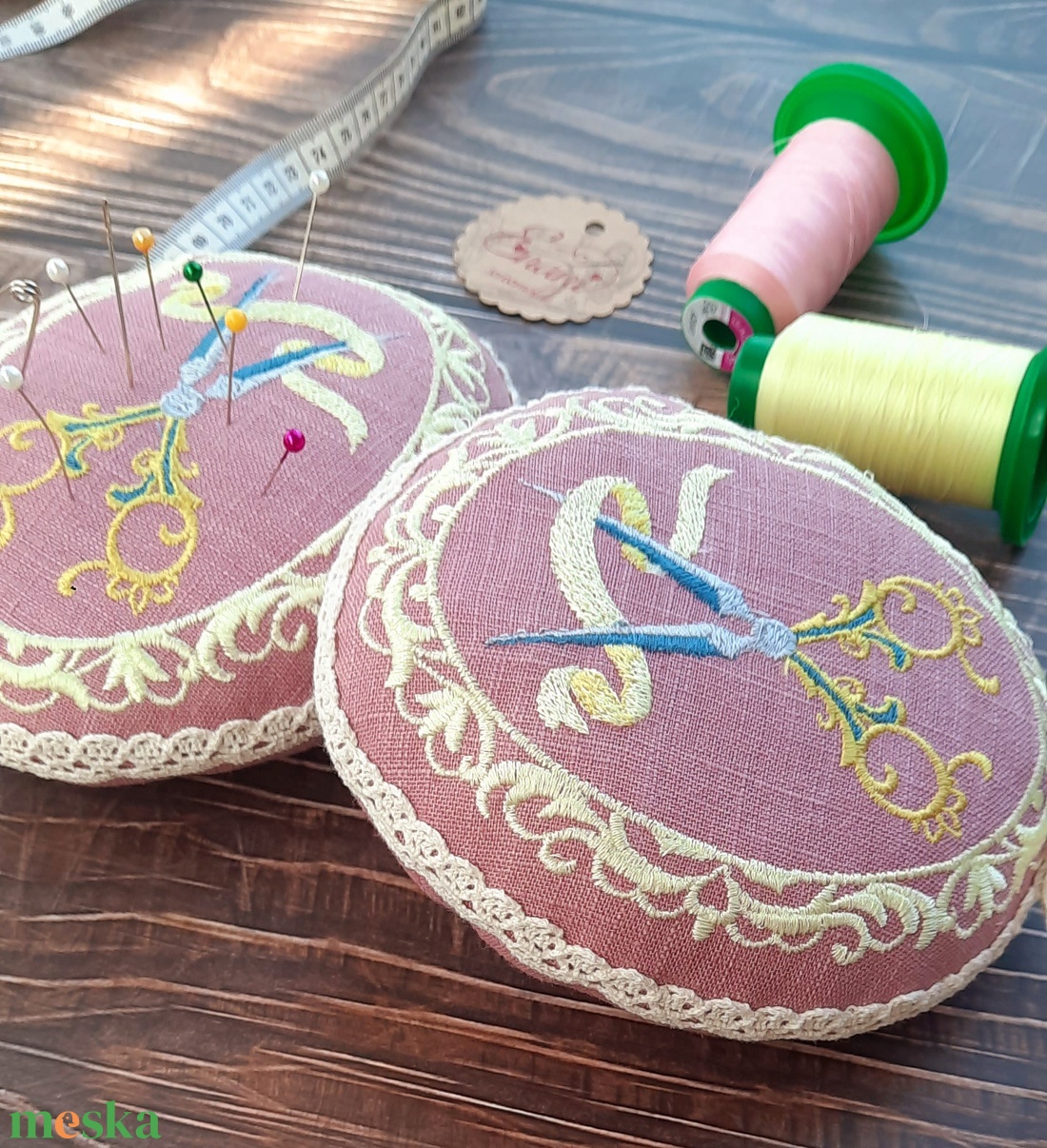 Tűpárna, felakasztható ajándék párnácska - otthon & életmód - lakástextil - varrókellék - Meska.hu