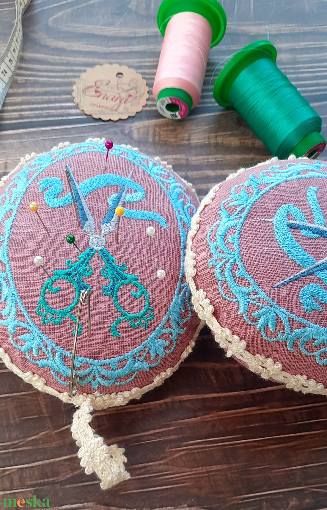 Tűpárna, felakasztható ajándék párnácska - otthon & életmód - lakástextil - varrókellék - Meska.hu