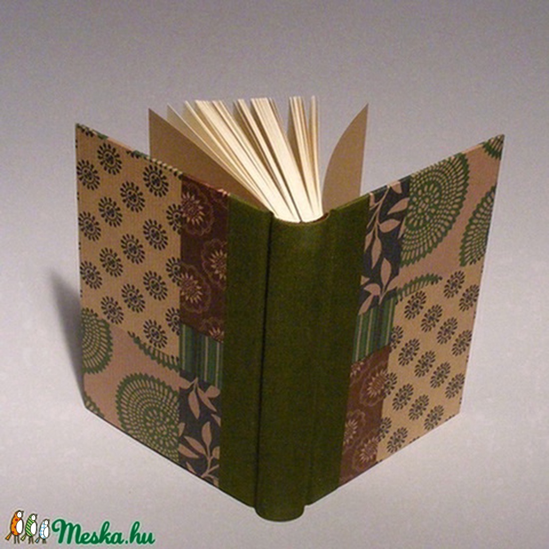 Napló, emlékkönyv, jegyzetelő üres lapokkal. Kemény borító, patchwork mintás papír, zöld vászon gerinc - otthon & életmód - papír, írószer - jegyzetfüzet & napló - Meska.hu Napló, emlékkönyv, jegyzetelő üres lapokkal. Kemény borító, patchwork mintás papír, zöld vászon gerinc - otthon & életmód - papír, írószer - jegyzetfüzet & napló - Meska.hu