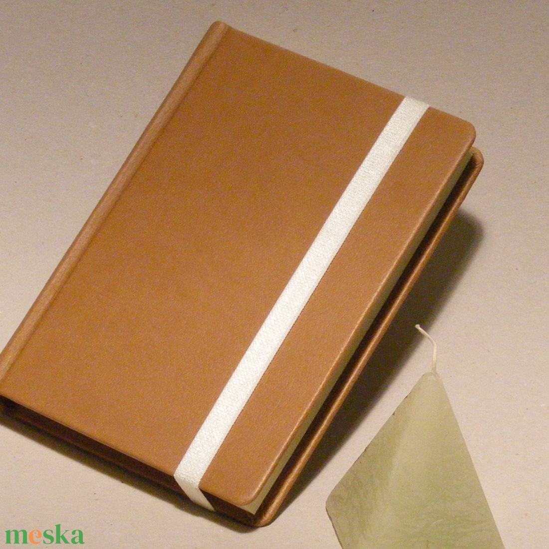 Napló, jegyzetfüzet, barna notesz kézzel fűzött sima lapokkal, gumival. Középbarna műbőr borító, kockás előzékpap - otthon & életmód - papír, írószer - jegyzetfüzet & napló - Meska.hu