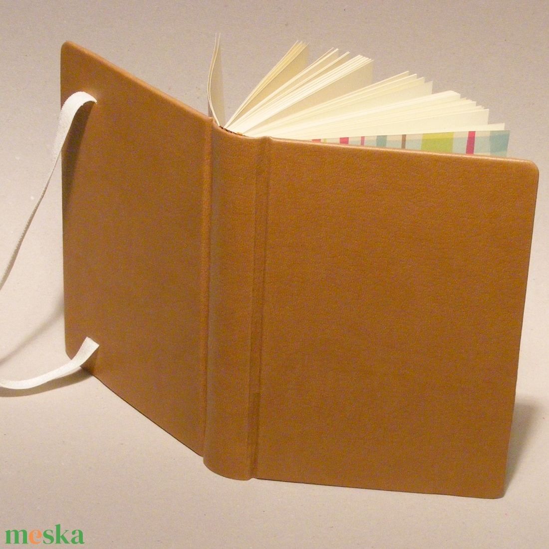 Napló, jegyzetfüzet, barna notesz kézzel fűzött sima lapokkal, gumival. Középbarna műbőr borító, kockás előzékpap - otthon & életmód - papír, írószer - jegyzetfüzet & napló - Meska.hu