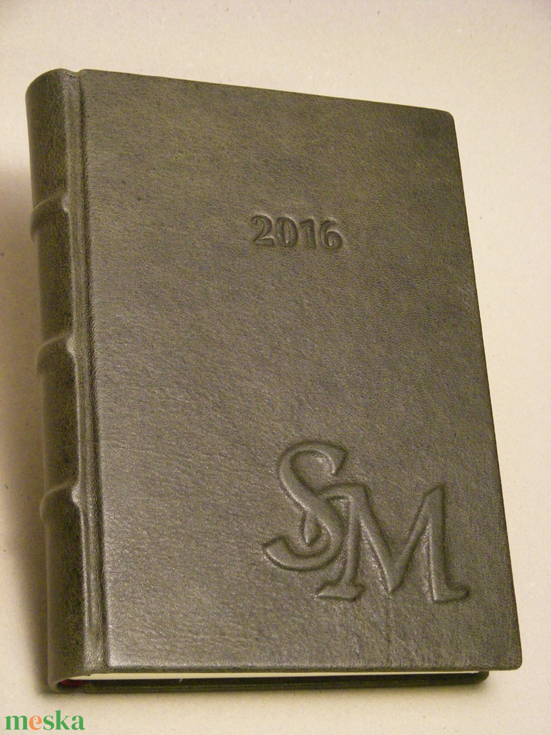 Monogramos valódi bőr határidőnapló, 2024-es naptár napi beosztással, domborított monogrammal, személyre szabható - otthon & életmód - papír, írószer - naptár & tervező - Meska.hu Monogramos valódi bőr határidőnapló, 2024-es naptár napi beosztással, domborított monogrammal, személyre szabható - otthon & életmód - papír, írószer - naptár & tervező - Meska.hu