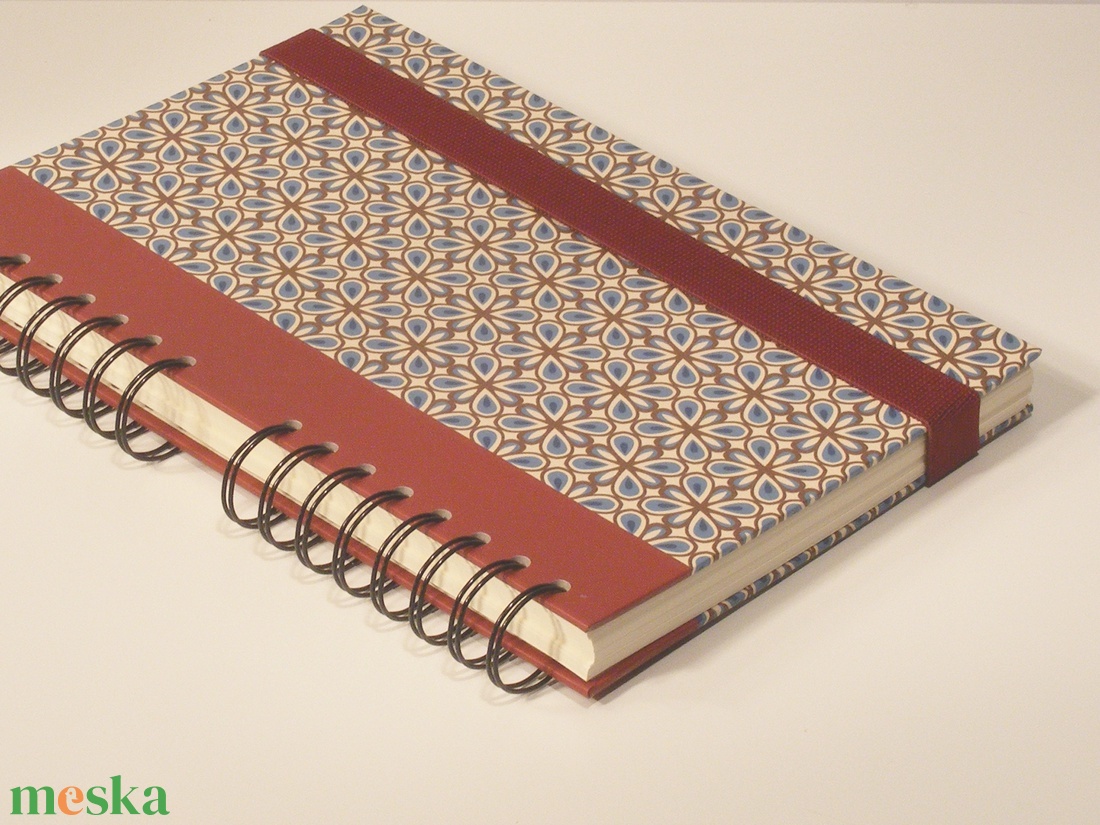 Spirálfüzet kemény borítóval, spirálozott jegyzetfüzet, notesz, gumival, retro motívum -  - Meska.hu
