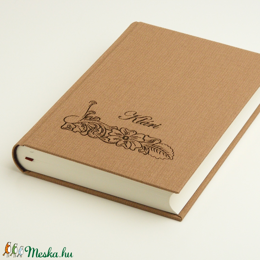 Határidőnapló 2019-re, napi beosztású naptár, napló. Bézs, vászonhatású műbőr borító, gravírozott virágmotívum és név -  - Meska.hu