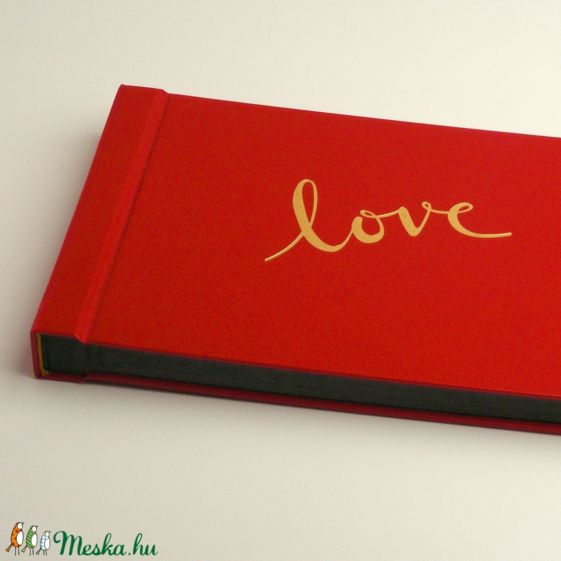Retro fotóalbum aranyozott Love felirattal.  Hagyományos album piros műbőr borítóval, fekete lapokkal, pókpapírral - otthon & életmód - papír, írószer - album & fotóalbum - Meska.hu