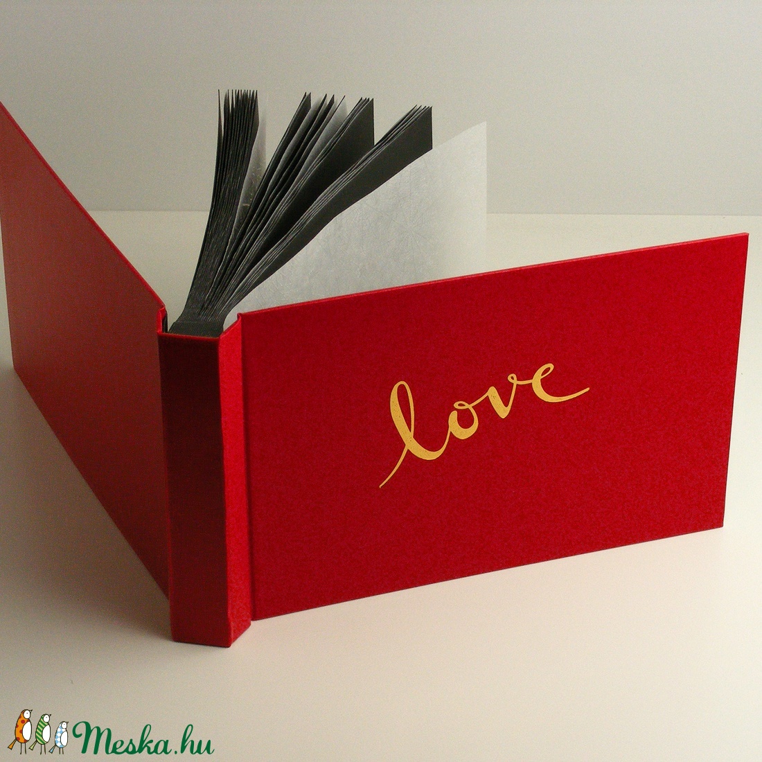 Retro fotóalbum aranyozott Love felirattal.  Hagyományos album piros műbőr borítóval, fekete lapokkal, pókpapírral - otthon & életmód - papír, írószer - album & fotóalbum - Meska.hu