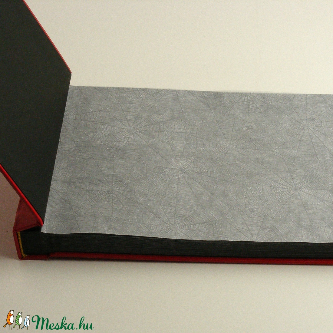 Retro fotóalbum aranyozott Love felirattal.  Hagyományos album piros műbőr borítóval, fekete lapokkal, pókpapírral - otthon & életmód - papír, írószer - album & fotóalbum - Meska.hu