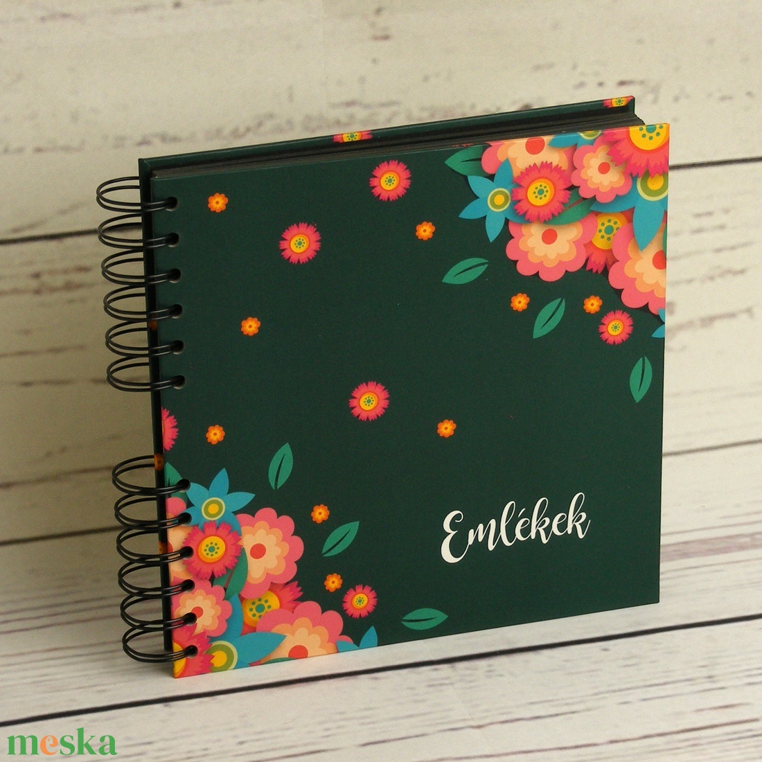 Virágos fotóalbum, spirálozott album, fényképalbum, scrapbook fekete lapokkal. Címe: Emlékek - otthon & életmód - papír, írószer - album & fotóalbum - Meska.hu Virágos fotóalbum, spirálozott album, fényképalbum, scrapbook fekete lapokkal. Címe: Emlékek - otthon & életmód - papír, írószer - album & fotóalbum - Meska.hu