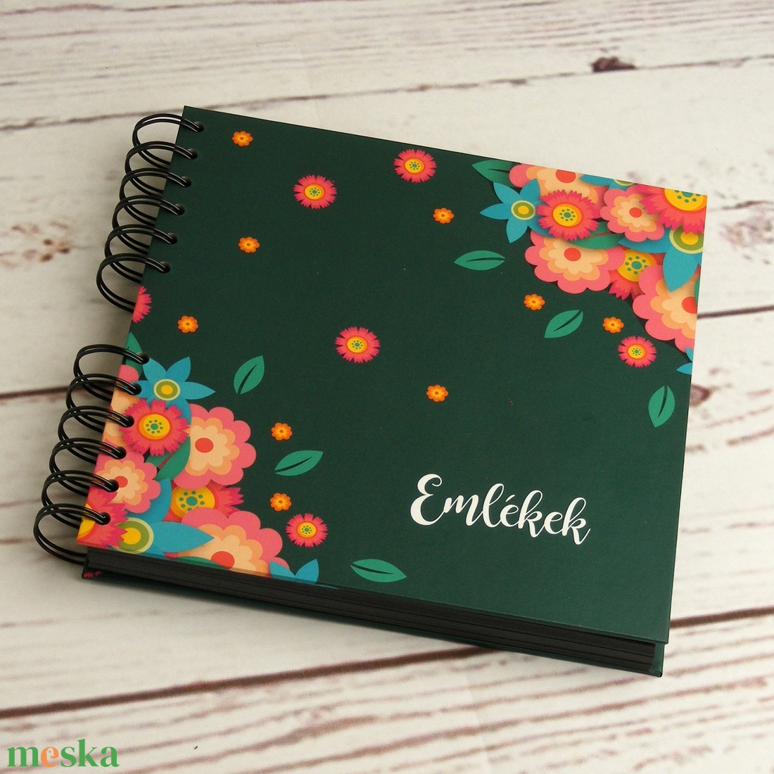 Virágos fotóalbum, spirálozott album, fényképalbum, scrapbook fekete lapokkal. Címe: Emlékek - otthon & életmód - papír, írószer - album & fotóalbum - Meska.hu Virágos fotóalbum, spirálozott album, fényképalbum, scrapbook fekete lapokkal. Címe: Emlékek - otthon & életmód - papír, írószer - album & fotóalbum - Meska.hu