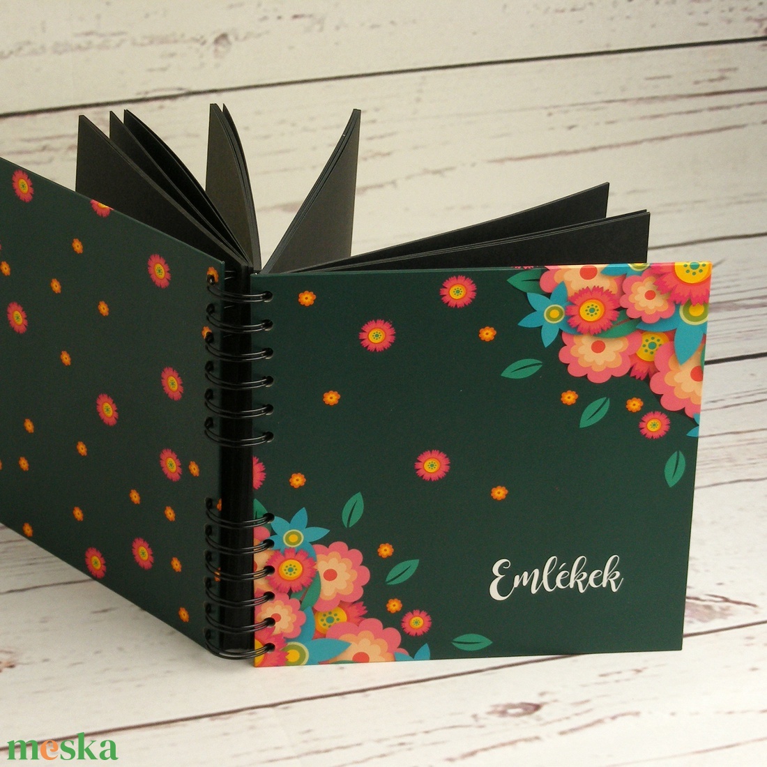 Virágos fotóalbum, spirálozott album, fényképalbum, scrapbook fekete lapokkal. Címe: Emlékek - otthon & életmód - papír, írószer - album & fotóalbum - Meska.hu Virágos fotóalbum, spirálozott album, fényképalbum, scrapbook fekete lapokkal. Címe: Emlékek - otthon & életmód - papír, írószer - album & fotóalbum - Meska.hu