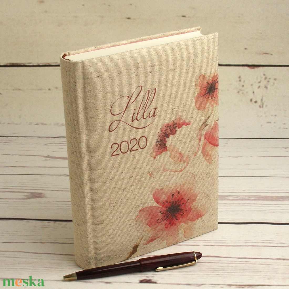 Napi beosztású határidőnapló 2022-re, névvel. Névreszóló naptár, napló párnázott, cseresznyevirágos natúr vászon borító - otthon & lakás - papír írószer - naptár & tervező - Meska.hu