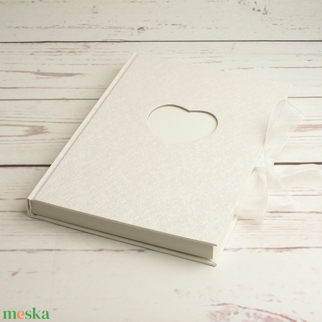 Fehér esküvői vendégkönyv, emlékkönyv esküvőre, nászajándék az ifjú párnak, organza szalaggal - esküvő - emlék & ajándék - vendégkönyv - Meska.hu