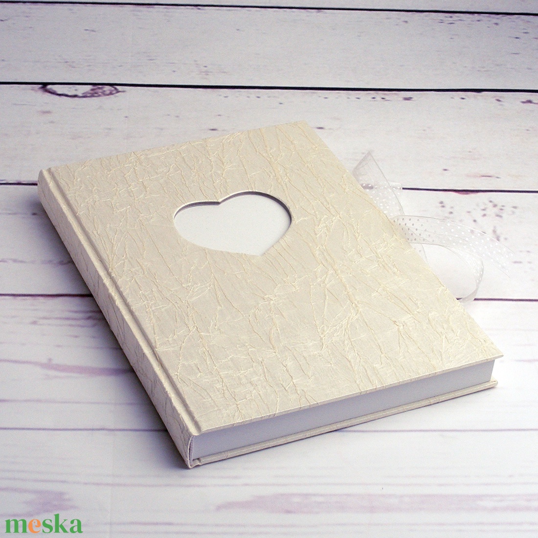 Fehér esküvői könyv, vendégkönyv, emlékkönyv. Krémfehér gyűrt selyem borító, szív alakú kivágás, fehér organza szalag - esküvő - emlék & ajándék - vendégkönyv - Meska.hu