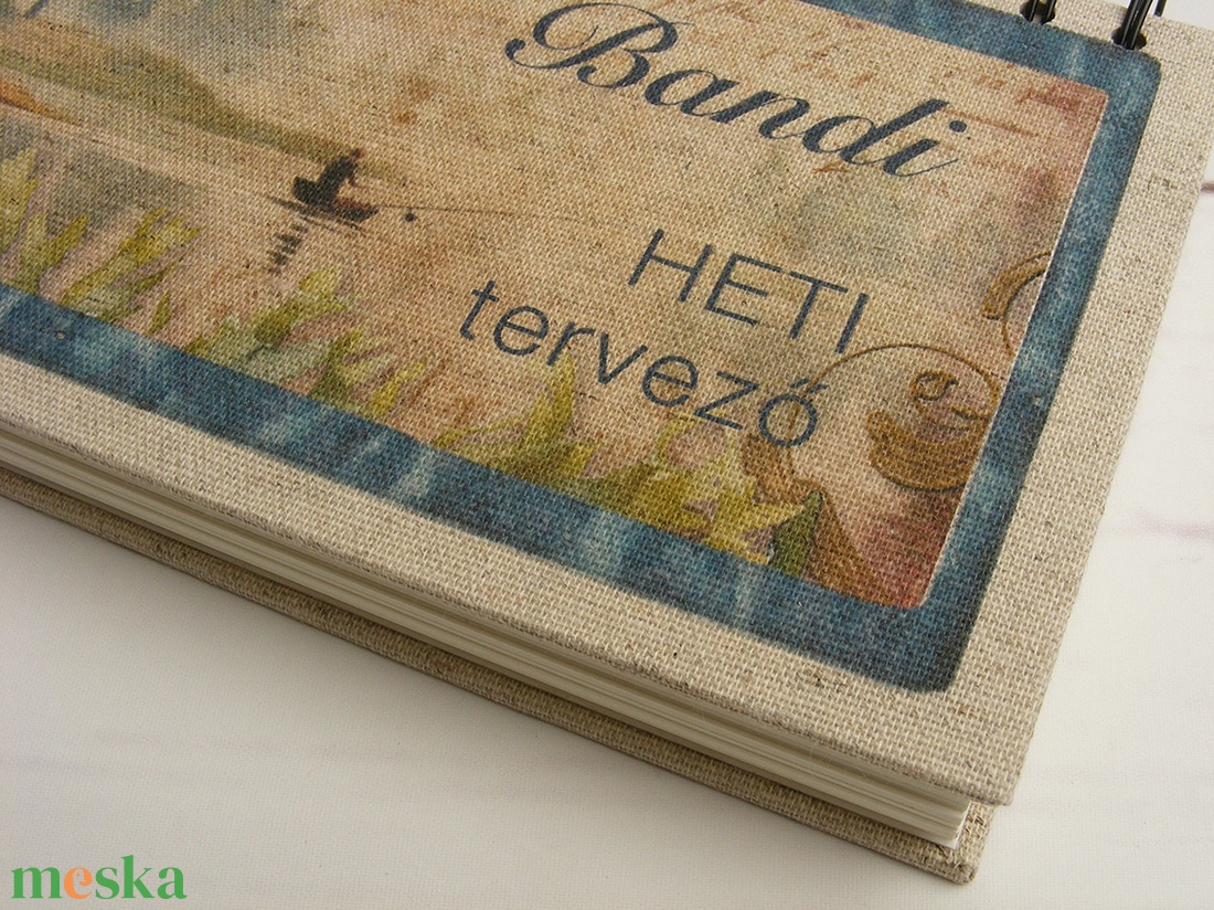 Horgászos heti tervező, egyszerű spirálos napló. Natúr vászon, elöl horgászjelenet, hátul halak. Két évre szóló naptár - otthon & életmód - papír, írószer - naptár & tervező - Meska.hu