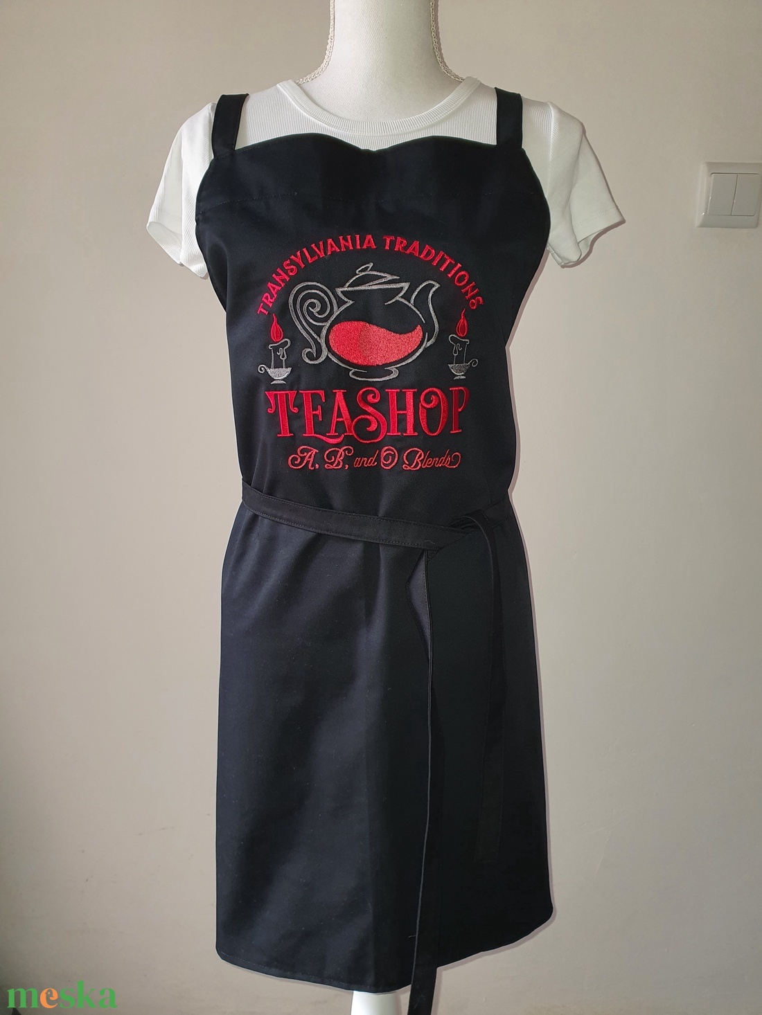 Hímzett barista kötény teashop - otthon & életmód - konyhafelszerelés, tálalás - konyhai textil - kötény - Meska.hu Hímzett barista kötény teashop - otthon & életmód - konyhafelszerelés, tálalás - konyhai textil - kötény - Meska.hu
