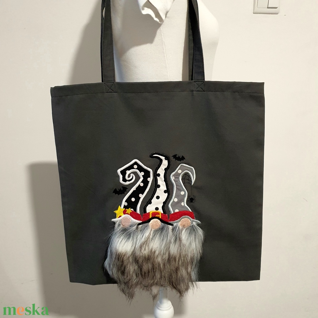 Gnóm hímzett vászontáska - táska & tok - bevásárlás & shopper táska - shopper, textiltáska, szatyor - Meska.hu Gnóm hímzett vászontáska - táska & tok - bevásárlás & shopper táska - shopper, textiltáska, szatyor - Meska.hu