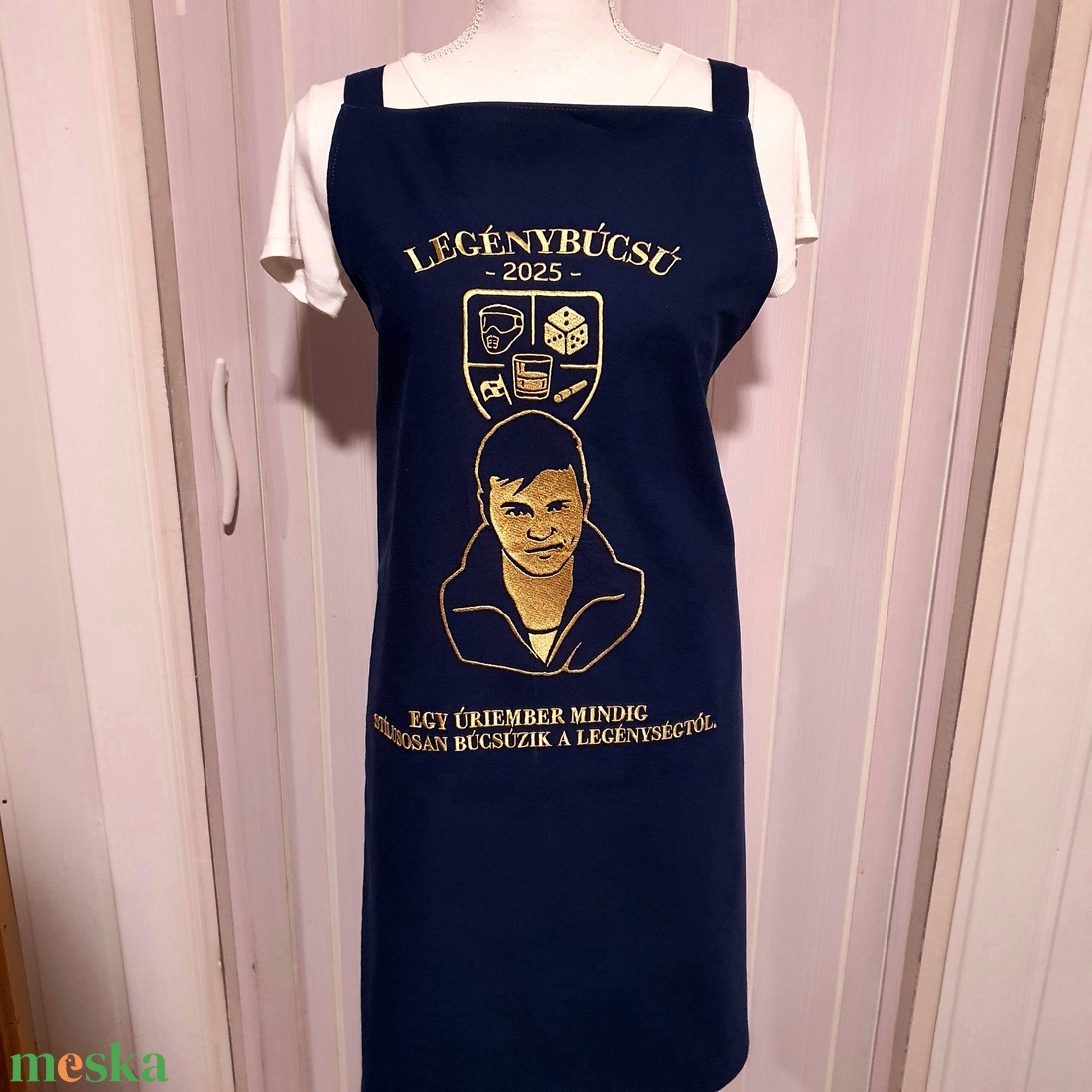 Hímzett barista kötény-legnybúcsú - otthon & életmód - konyhafelszerelés, tálalás - konyhai textil - kötény - Meska.hu Hímzett barista kötény-legnybúcsú - otthon & életmód - konyhafelszerelés, tálalás - konyhai textil - kötény - Meska.hu