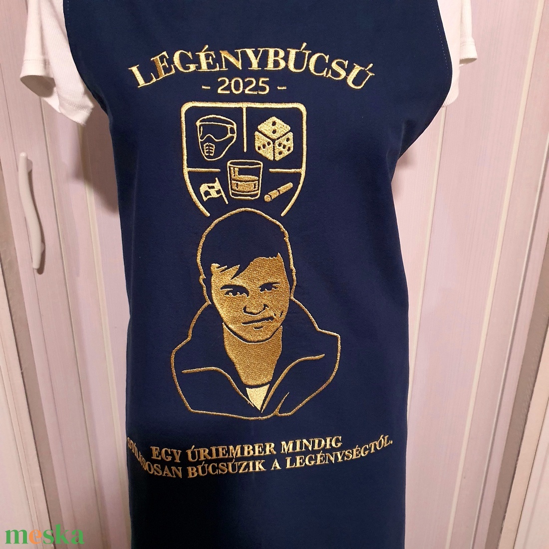 Hímzett barista kötény-legnybúcsú - otthon & életmód - konyhafelszerelés, tálalás - konyhai textil - kötény - Meska.hu Hímzett barista kötény-legnybúcsú - otthon & életmód - konyhafelszerelés, tálalás - konyhai textil - kötény - Meska.hu