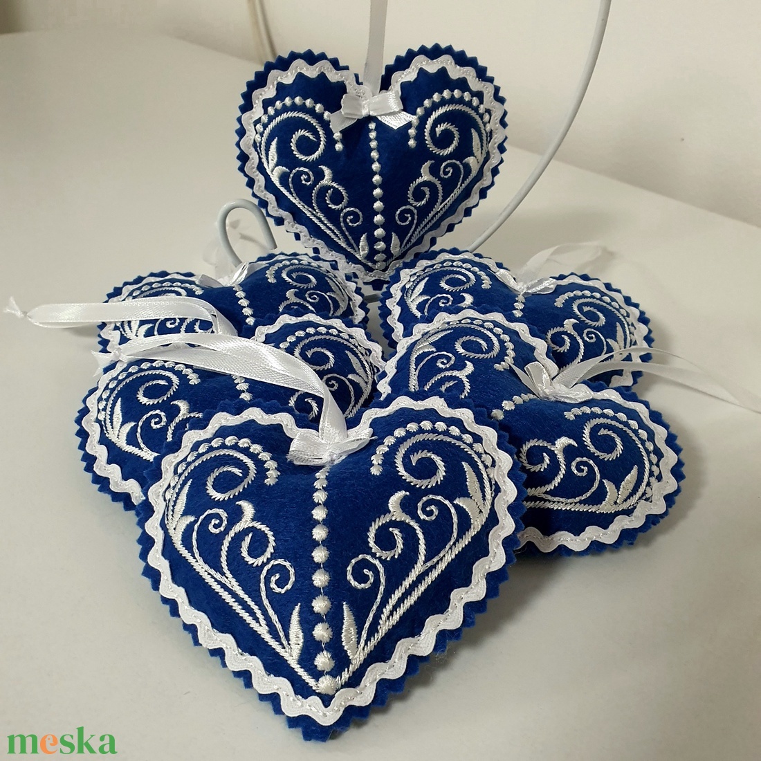 Kékfestő hímzett filc dísz - esküvő - emlék & ajándék - köszönőajándék - Meska.hu