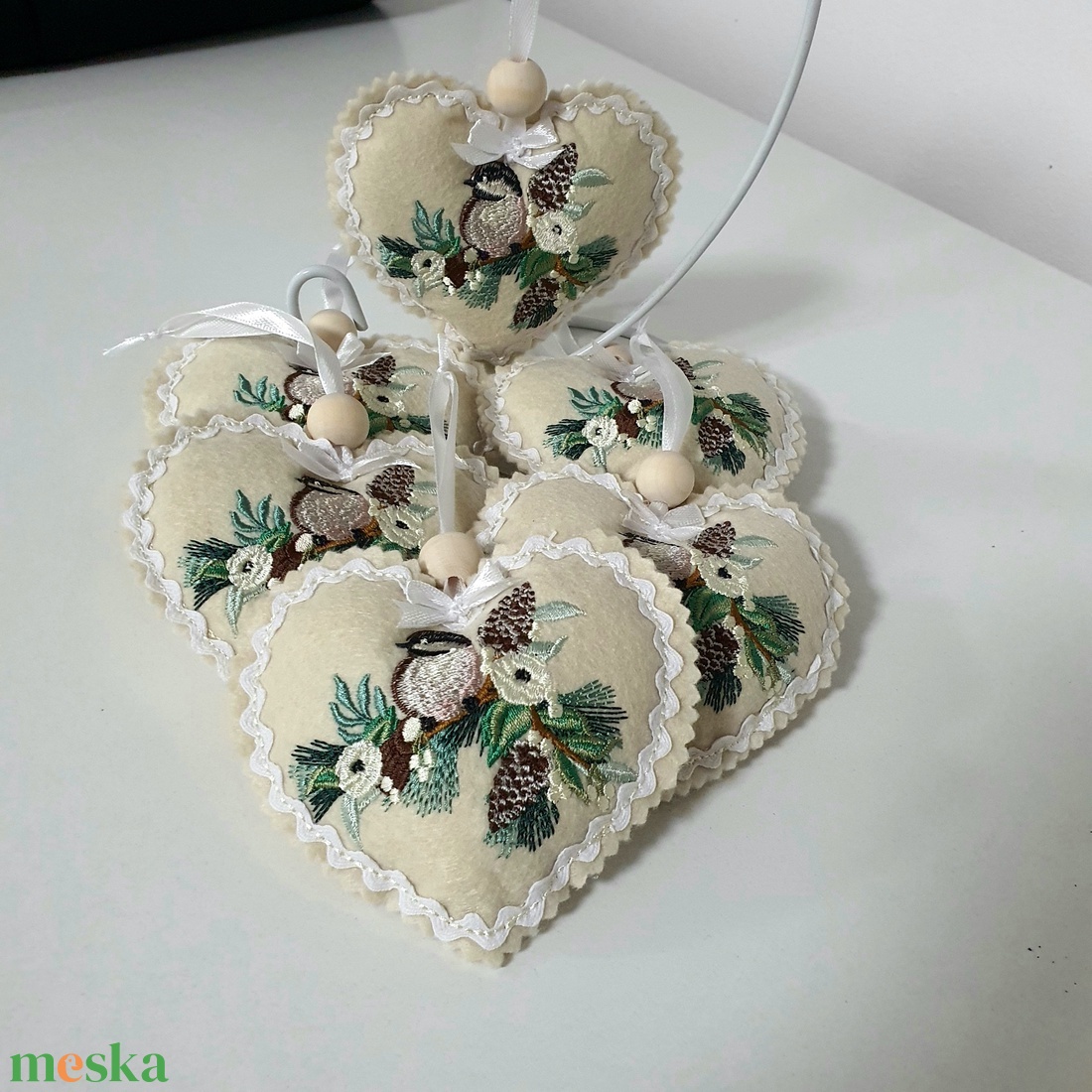 Cinegés hímzett filc dísz - otthon & életmód - dekoráció - ajtó- és ablak dekoráció - ablakdísz - Meska.hu