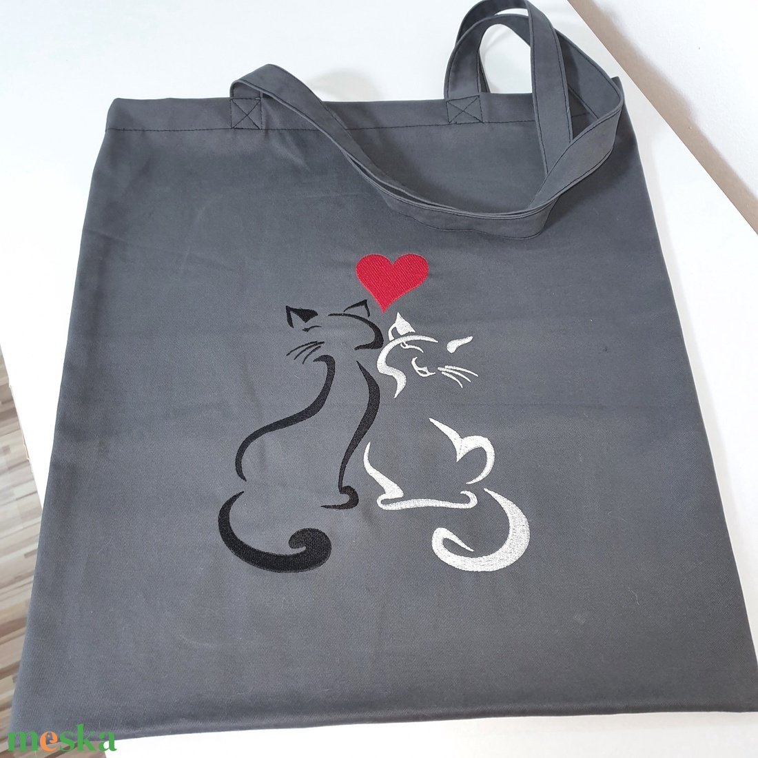 Cicás -szíves hímzett vászontáska  - táska & tok - bevásárlás & shopper táska - shopper, textiltáska, szatyor - Meska.hu