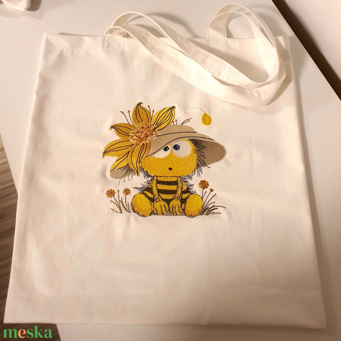 Méhecskés hímzett vászontáska  - táska & tok - bevásárlás & shopper táska - shopper, textiltáska, szatyor - Meska.hu