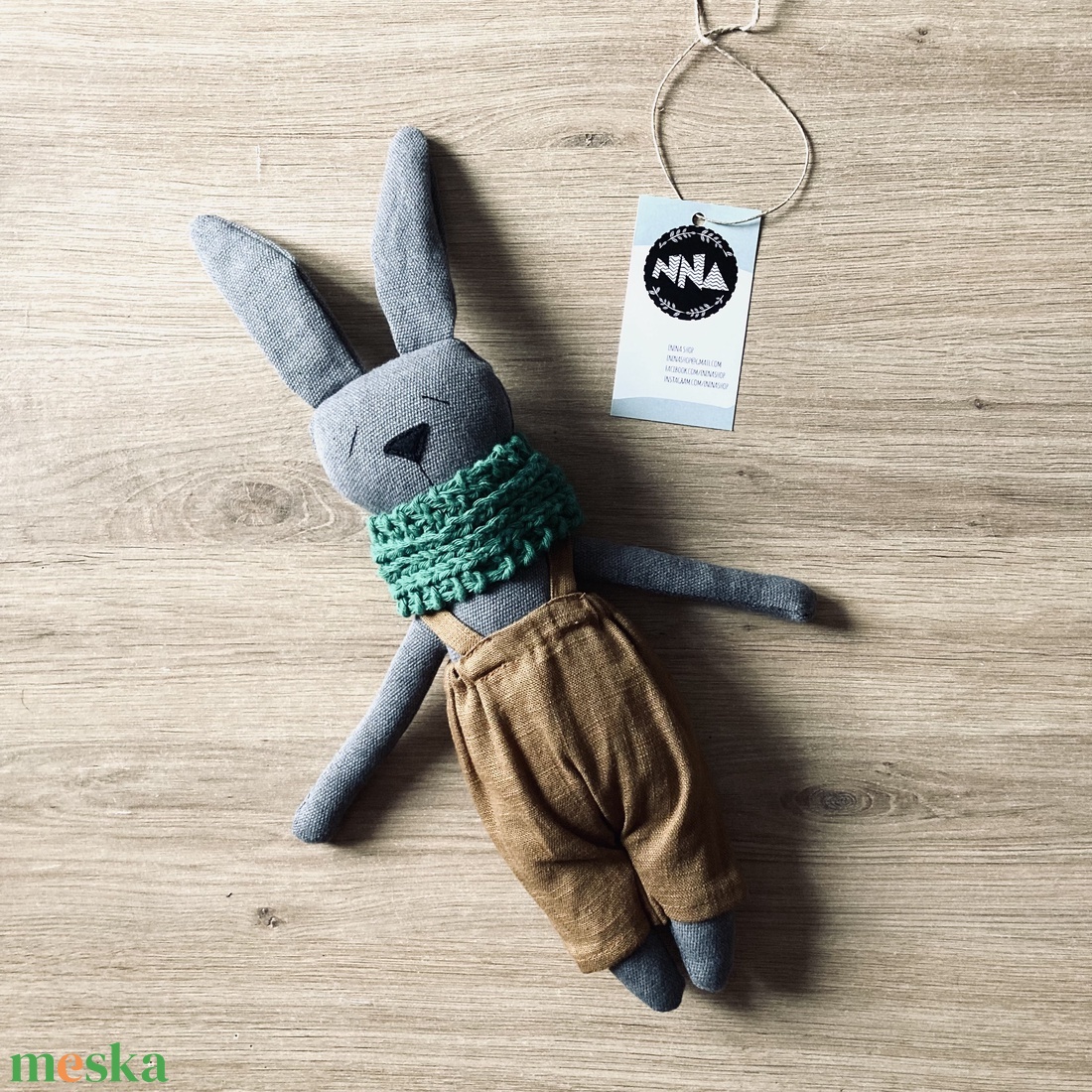Fiú nyuszi kantáros nadrágban, sállal (37cm) - barna len - játék & sport - plüssállat & játékfigura - nyuszi - Meska.hu Fiú nyuszi kantáros nadrágban, sállal (37cm) - barna len - játék & sport - plüssállat & játékfigura - nyuszi - Meska.hu