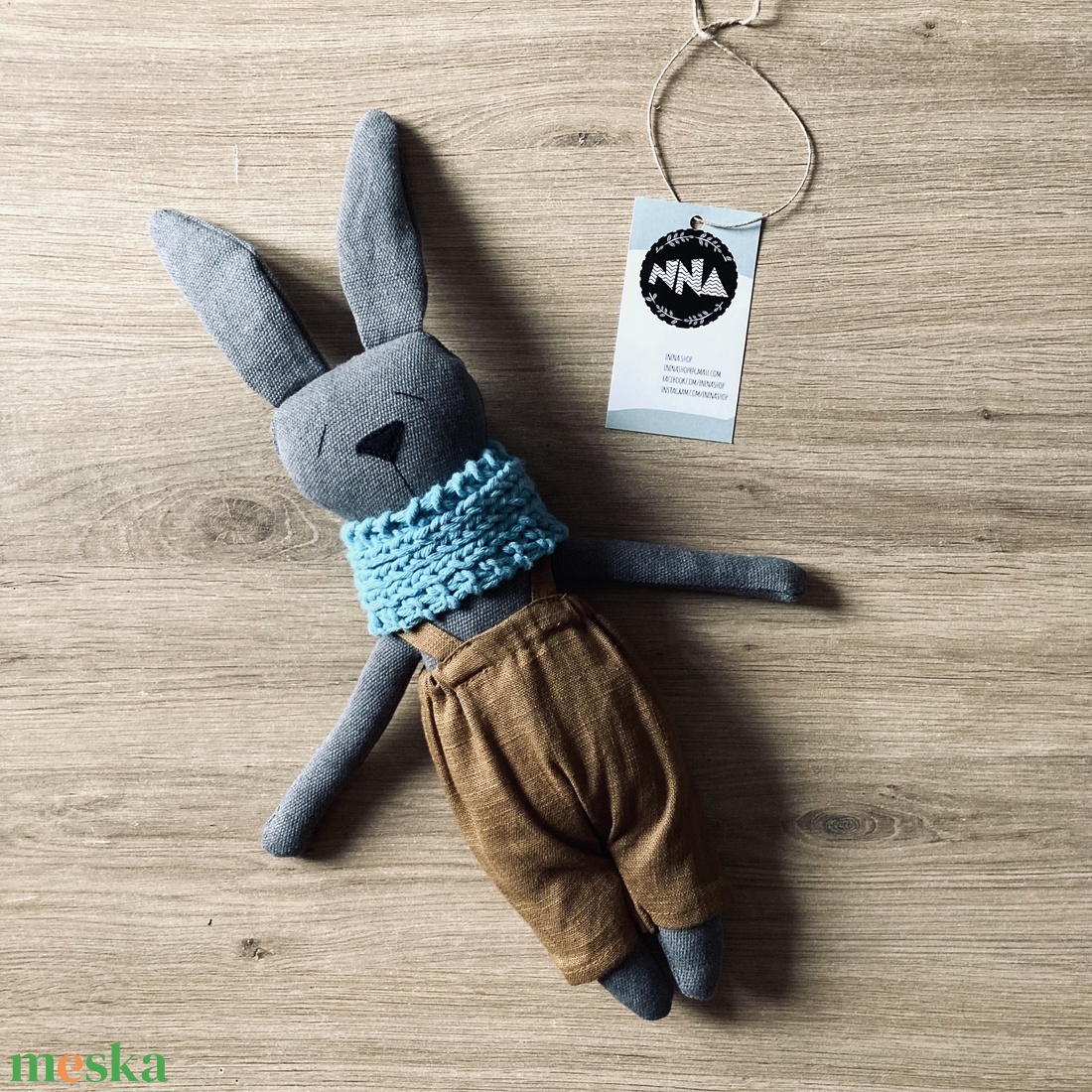 Fiú nyuszi kantáros nadrágban, sállal (37cm) - barna len - játék & sport - plüssállat & játékfigura - nyuszi - Meska.hu Fiú nyuszi kantáros nadrágban, sállal (37cm) - barna len - játék & sport - plüssállat & játékfigura - nyuszi - Meska.hu