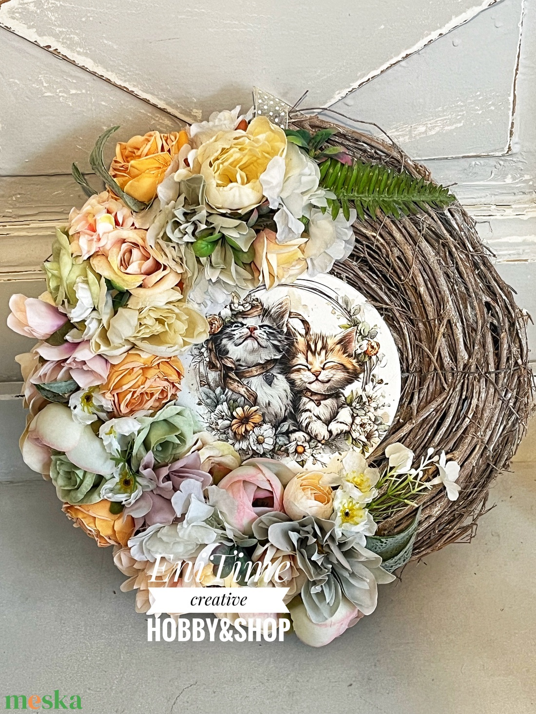 Csodás tavaszi kopogtató, cicás mintával. - otthon & életmód - virágdekoráció - virágdíszek - dekor koszorúk, kopogtatók - Meska.hu