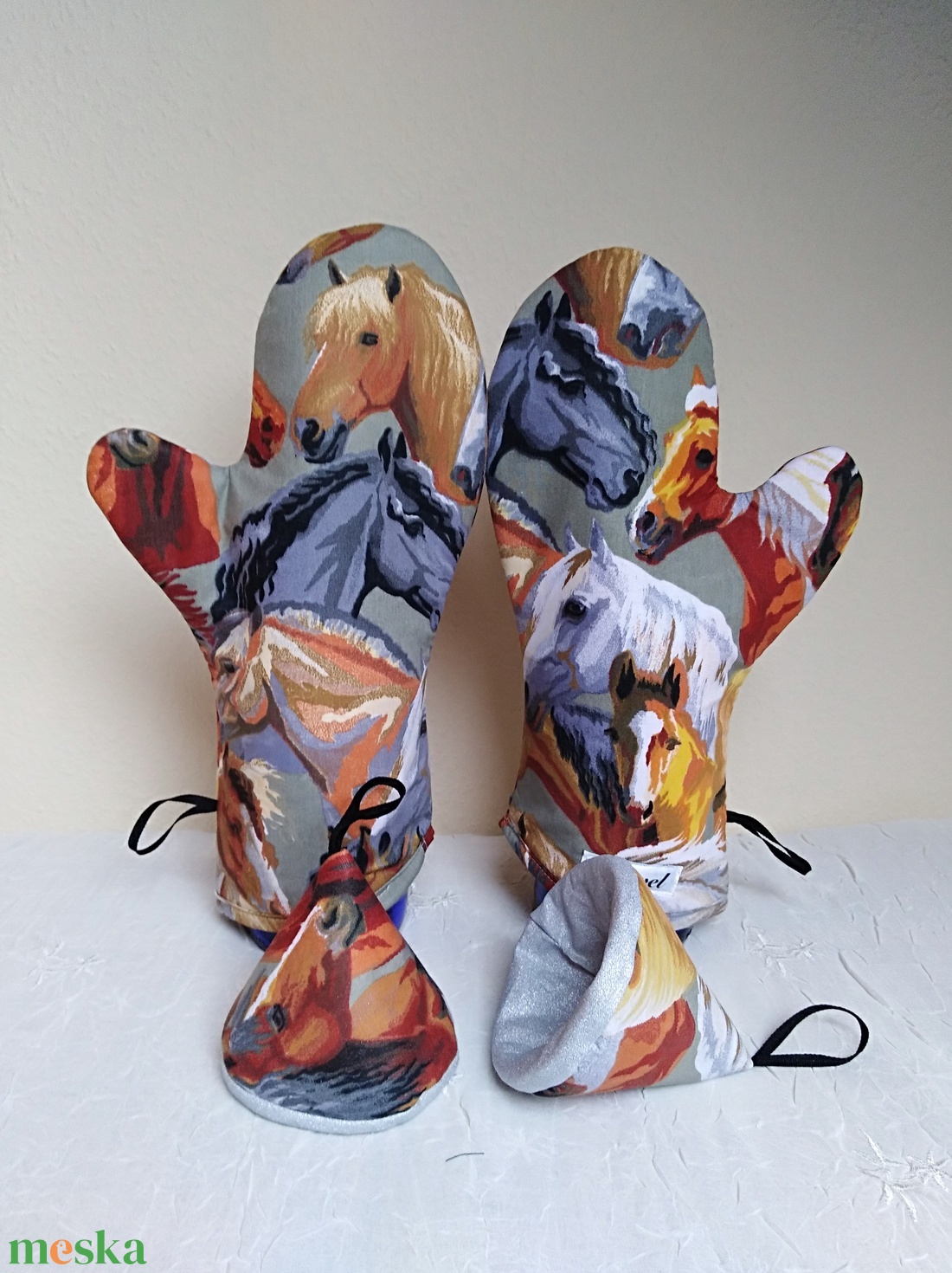 Lovas, Edényfogó kesztyű 1pár, és egy pár fedőfogó, fülefogó , - otthon & életmód - konyhafelszerelés, tálalás - konyhai textil - edényfogó & edényfedő - Meska.hu Lovas, Edényfogó kesztyű 1pár, és egy pár fedőfogó, fülefogó , - otthon & életmód - konyhafelszerelés, tálalás - konyhai textil - edényfogó & edényfedő - Meska.hu
