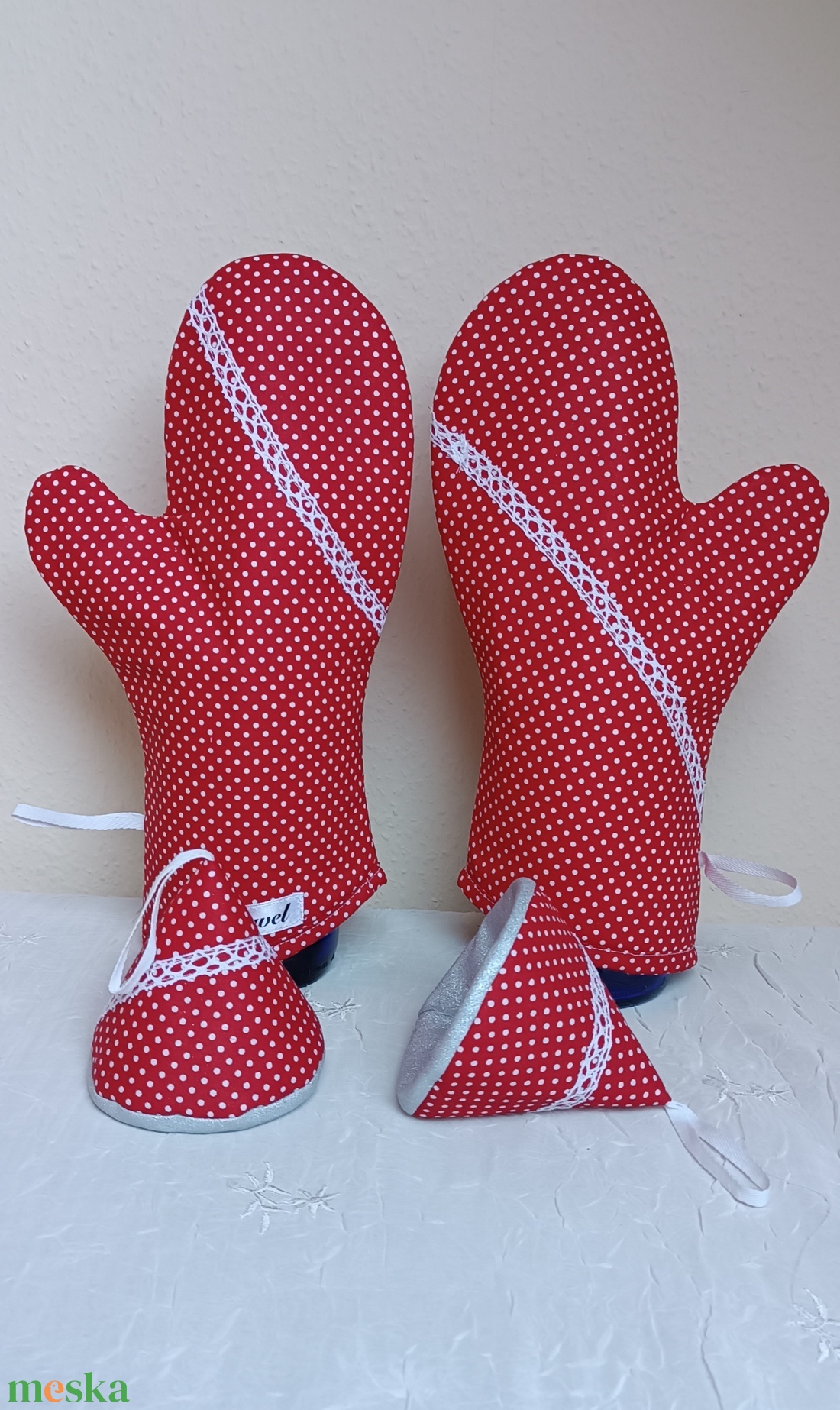  Piros, fehér, tűpöttyös. Edényfogó kesztyű 1pár, és egy pár fedőfogó, fülefogó , - otthon & életmód - konyhafelszerelés, tálalás - konyhai textil - edényfogó & edényfedő - Meska.hu