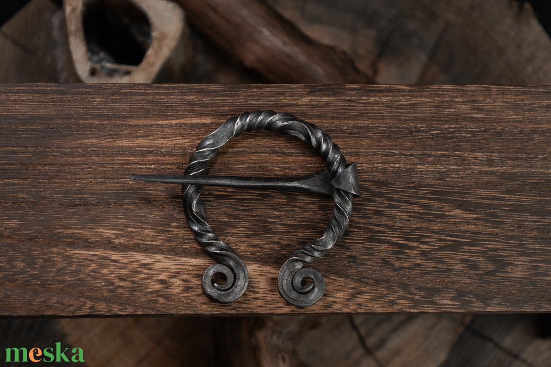 Kovácsolt Acél Ruhatű, Fibula - ékszer - kitűző és bross - Meska.hu Kovácsolt Acél Ruhatű, Fibula - ékszer - kitűző és bross - Meska.hu