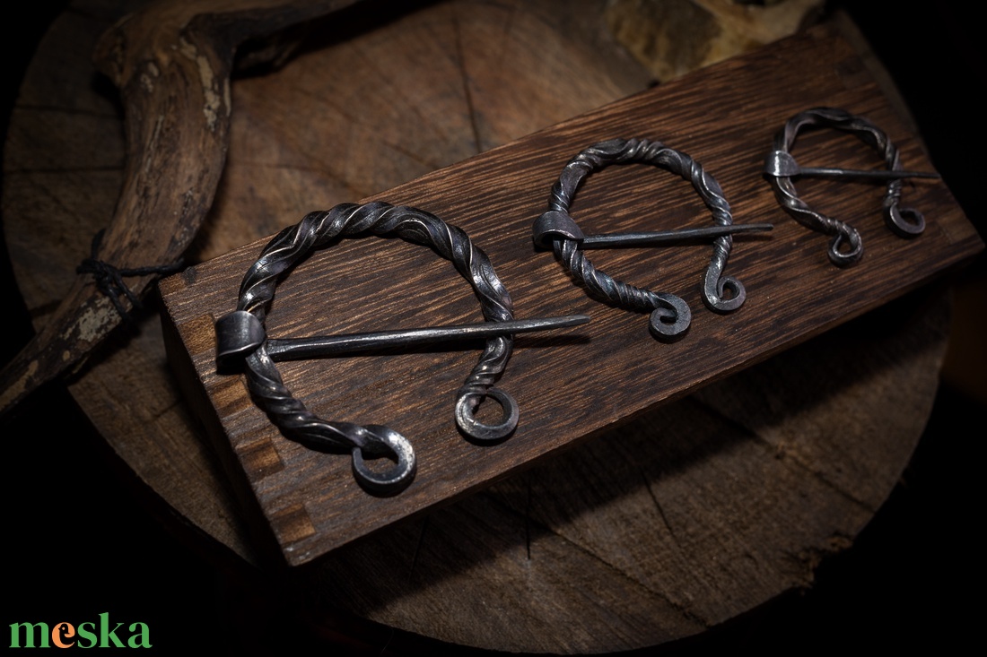 Kovácsolt Acél Ruhatű, Fibula - ékszer - kitűző és bross - Meska.hu Kovácsolt Acél Ruhatű, Fibula - ékszer - kitűző és bross - Meska.hu