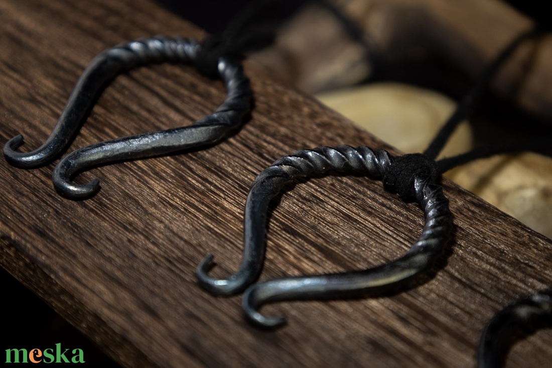 Kovácsolt Medál �L. Omega - ékszer - nyaklánc - medál - Meska.hu