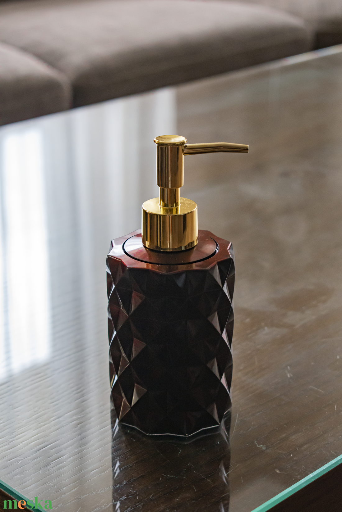 Szappanadagoló fekete színben vörös pigmenttel - otthon & életmód - fürdőszoba - szappantartó - Meska.hu