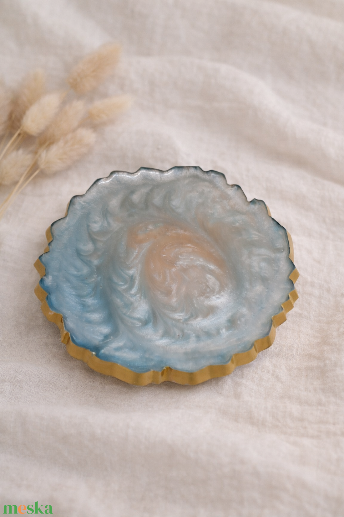 Kézműves epoxigyanta ékszertartó tál � bézs-kék színátmenet arany peremmel - ékszer - ékszertartó - ékszertartó tál - Meska.hu