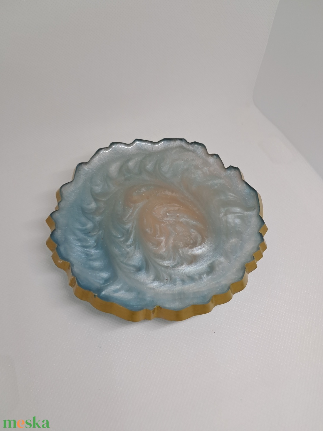 Kézműves epoxigyanta ékszertartó tál � bézs-kék színátmenet arany peremmel - ékszer - ékszertartó - ékszertartó tál - Meska.hu