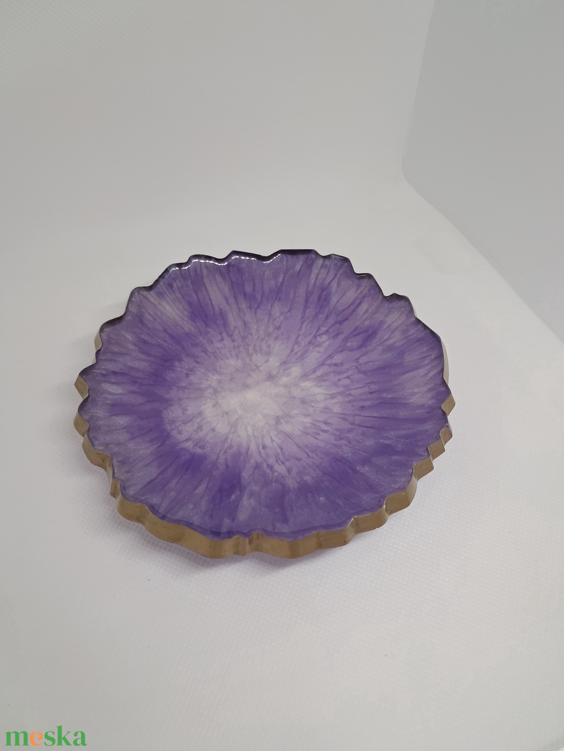 Lila epoxigyanta ékszertartó tál arany peremmel � kézműves dekor - ékszer - ékszertartó - ékszertartó tál - Meska.hu