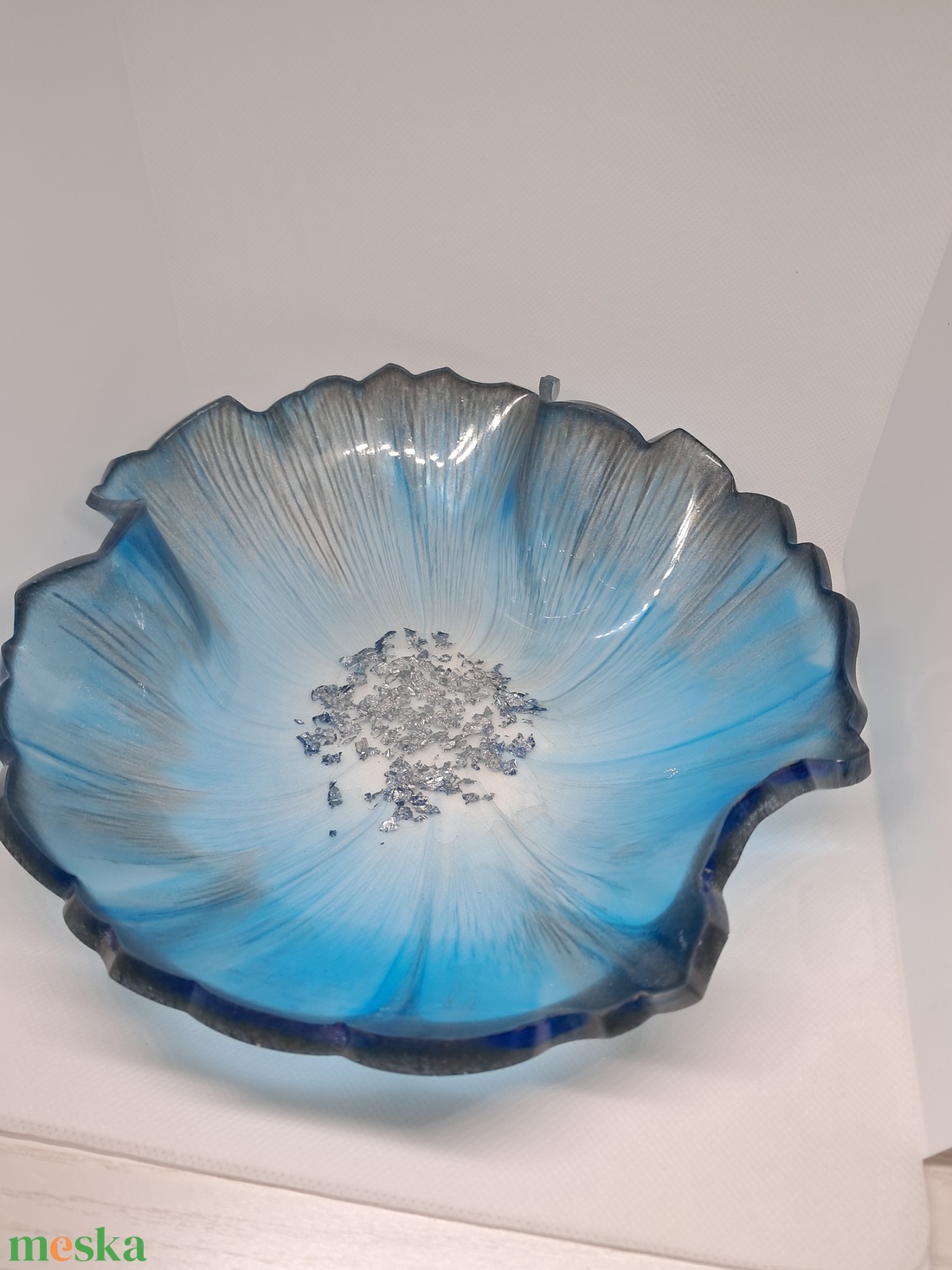 Kézműves epoxigyanta dekor tál � kék-fehér színátmenet ezüst díszítéssel - otthon & életmód - konyhafelszerelés, tálalás - tálalás - kínálótál - Meska.hu