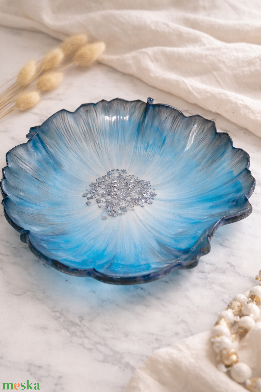 Kézműves epoxigyanta dekor tál � kék-fehér színátmenet ezüst díszítéssel - otthon & életmód - konyhafelszerelés, tálalás - tálalás - kínálótál - Meska.hu