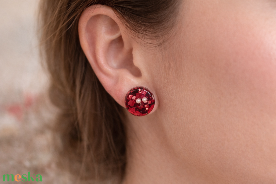 Piros epoxigyanta fülbevaló gyöngyökkel � csillogó kézműves ékszer - ékszer - fülbevaló - pötty fülbevaló - Meska.hu