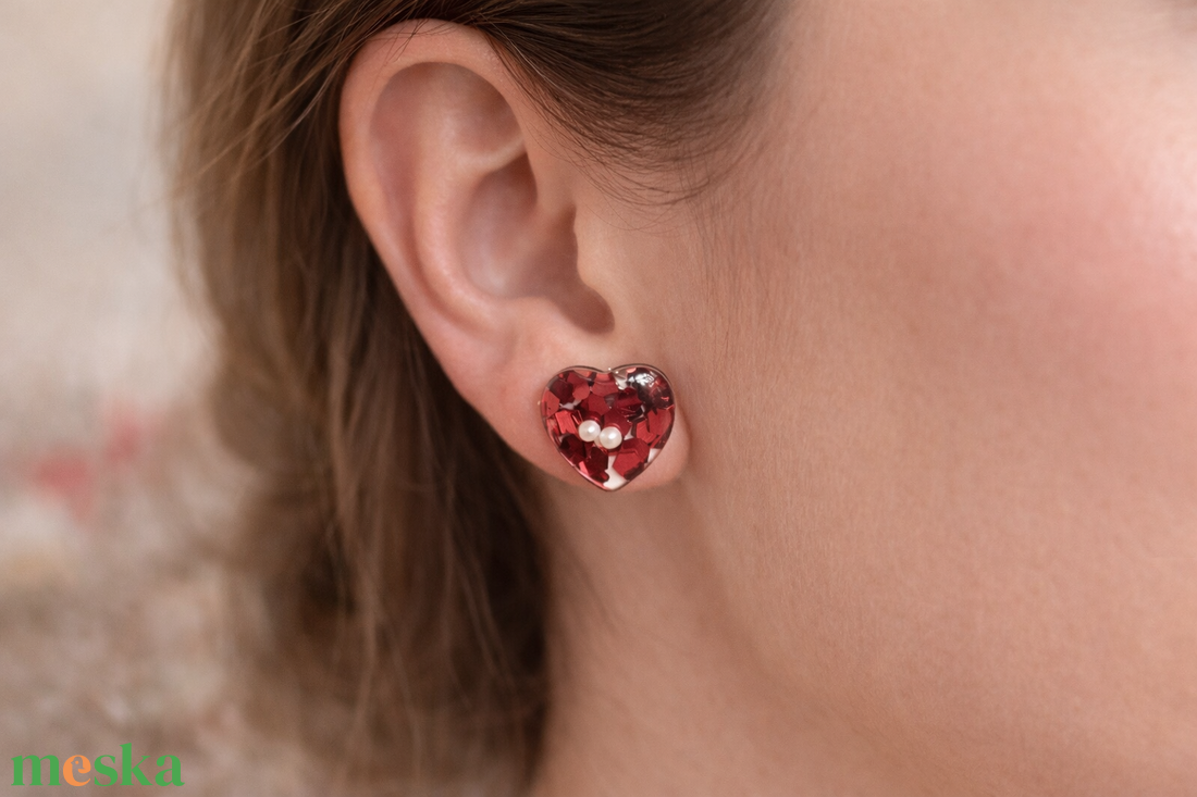 Szív alakú epoxigyanta fülbevaló � piros csillogó gyöngyös kézműves ékszer - ékszer - fülbevaló - pötty fülbevaló - Meska.hu