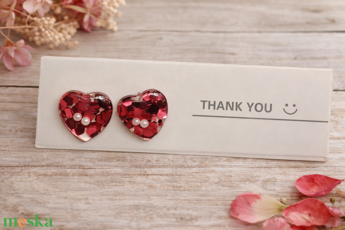 Szív alakú epoxigyanta fülbevaló � piros csillogó gyöngyös kézműves ékszer - ékszer - fülbevaló - pötty fülbevaló - Meska.hu