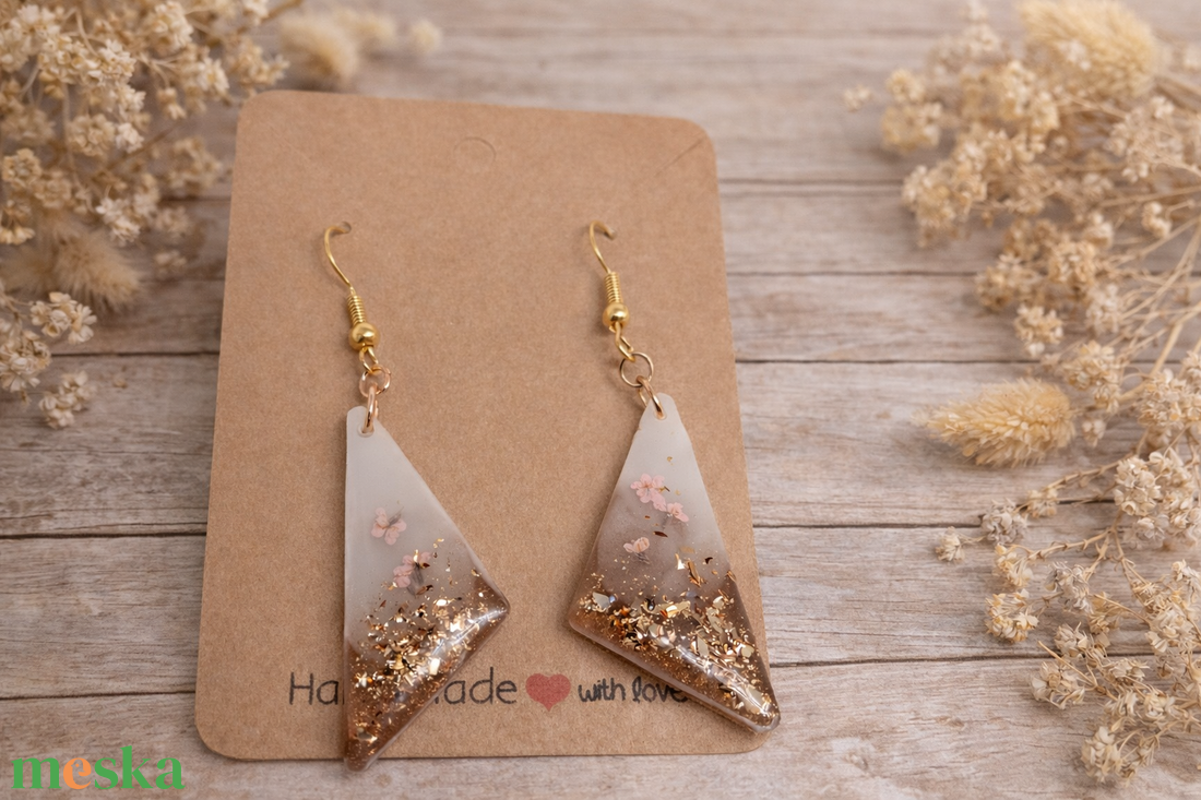 Karamell�arany epoxigyanta fülbevaló virágokkal � elegáns kézműves ékszer - ékszer - fülbevaló - lógó fülbevaló - Meska.hu