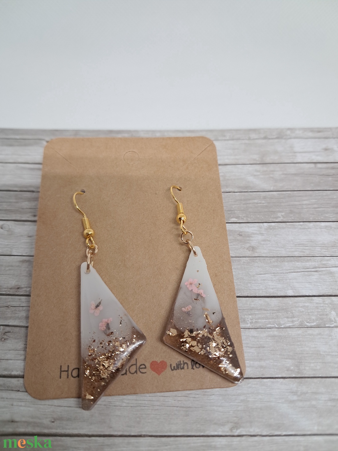 Karamell�arany epoxigyanta fülbevaló virágokkal � elegáns kézműves ékszer - ékszer - fülbevaló - lógó fülbevaló - Meska.hu