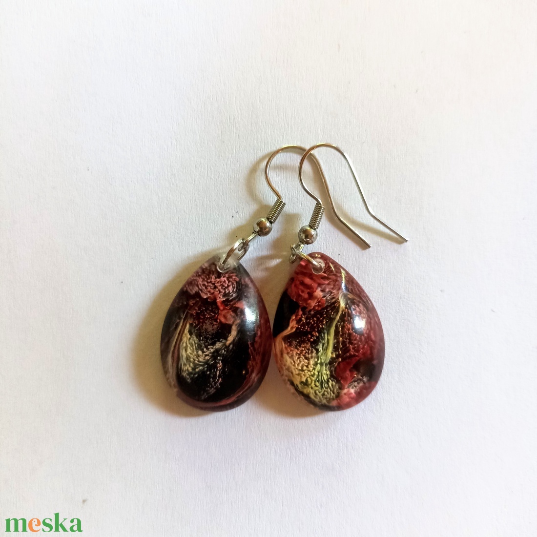 Újdonság! - mismatch epoxi fülbevaló - bordó-fekete csepp - ékszer - fülbevaló - lógó fülbevaló - Meska.hu