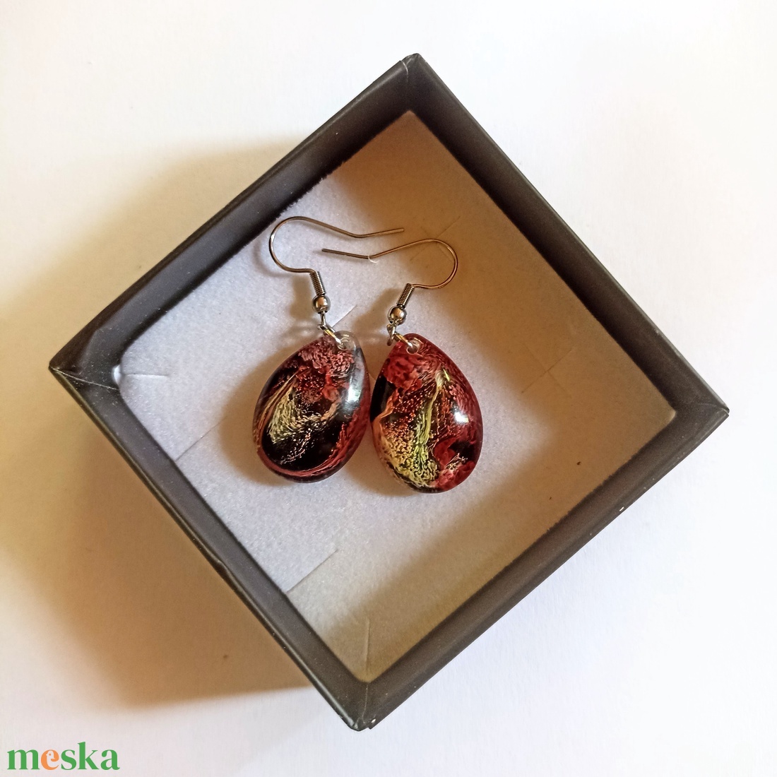 Újdonság! - mismatch epoxi fülbevaló - bordó-fekete csepp - ékszer - fülbevaló - lógó fülbevaló - Meska.hu