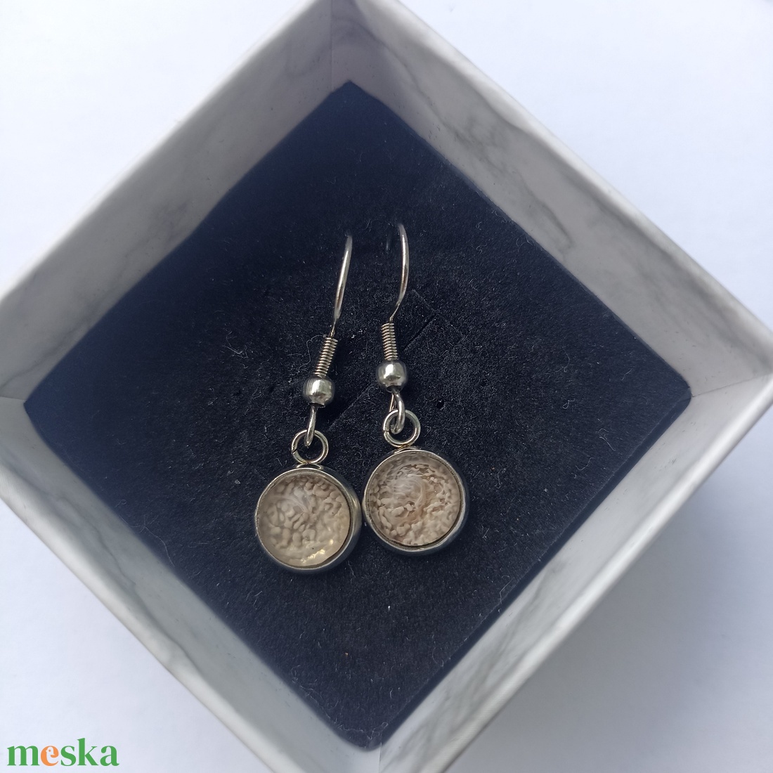 Bézs színű akasztós epoxi fülbevaló - ékszer - fülbevaló - lógós kerek fülbevaló - Meska.hu